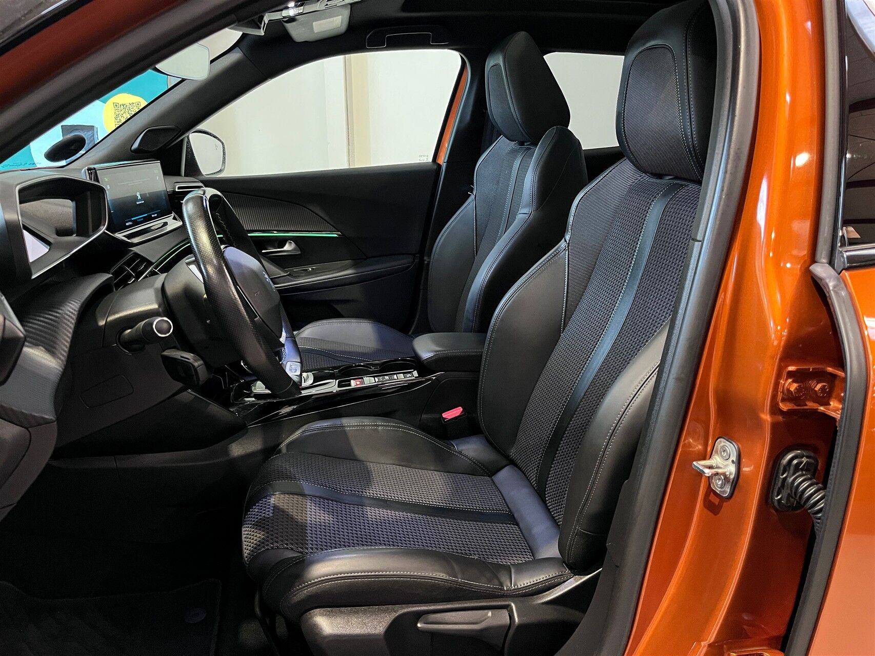 Orange Peugeot e-2008 fra 2022