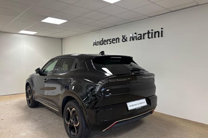 Sort Alfa Romeo Junior fra 2025