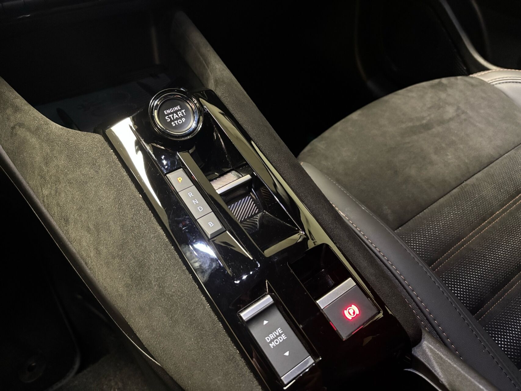 Sort Alfa Romeo Junior fra 2025