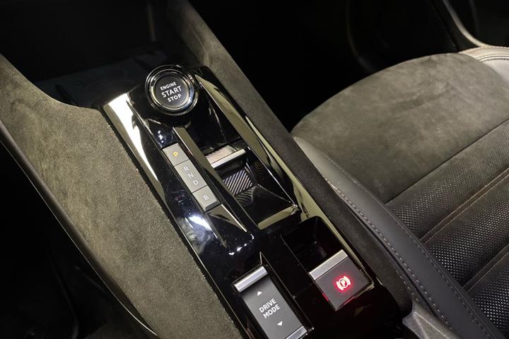 Sort Alfa Romeo Junior fra 2025