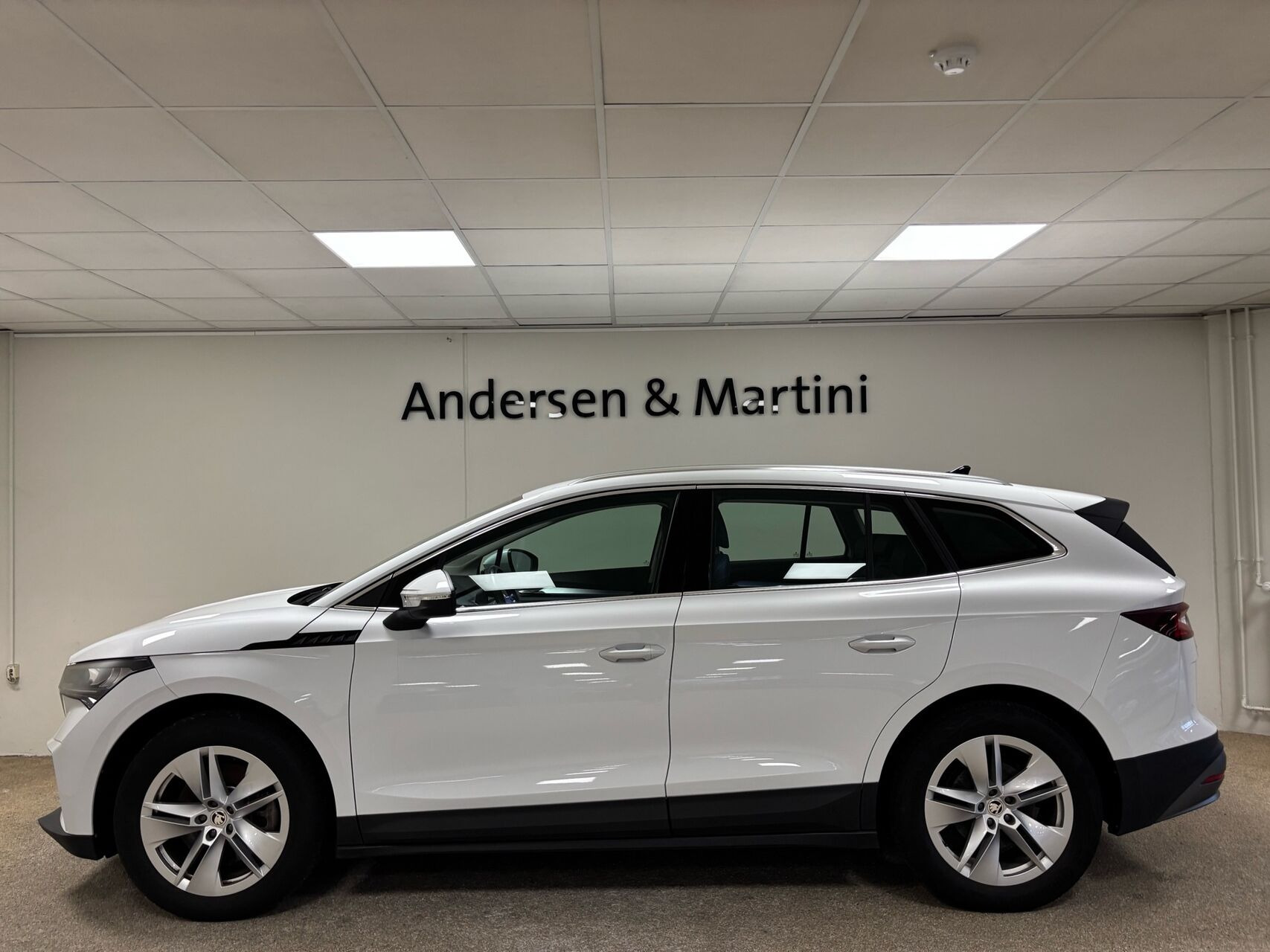 Hvid Skoda Enyaq fra 2023
