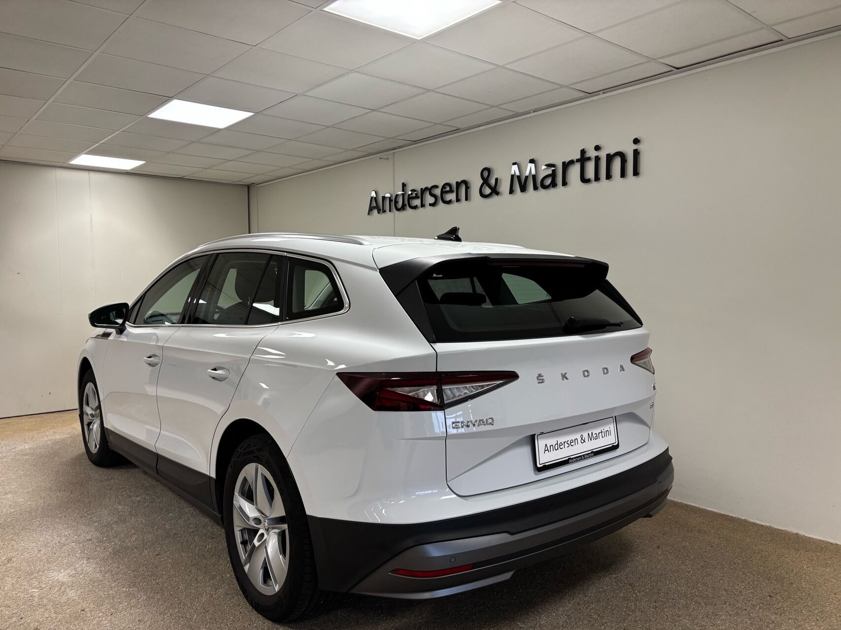 Hvid Skoda Enyaq fra 2023