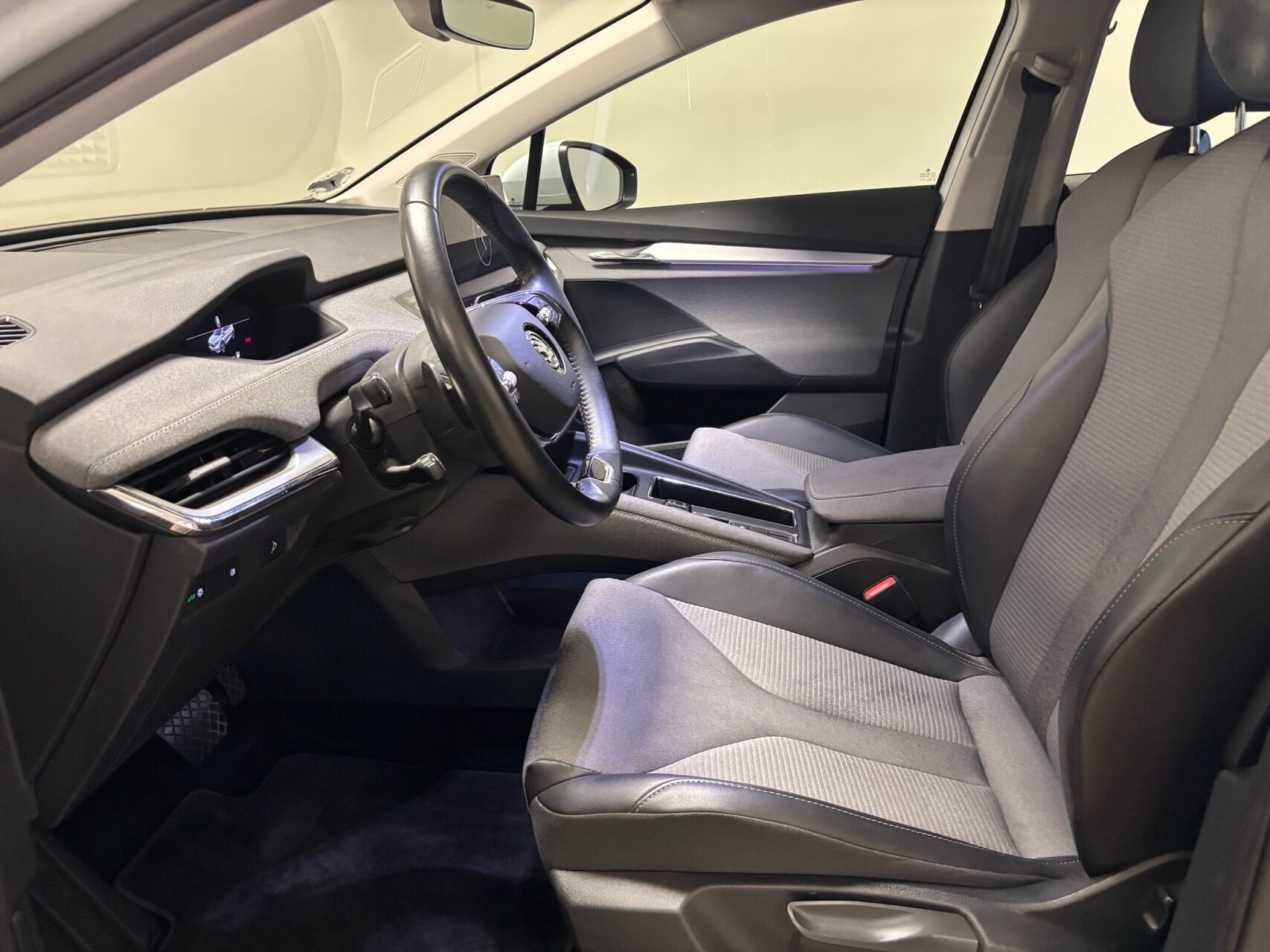 Hvid Skoda Enyaq fra 2023