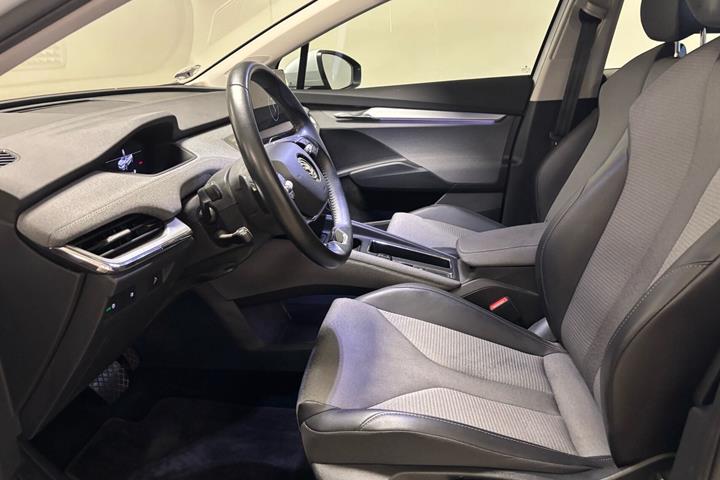 Hvid Skoda Enyaq fra 2023