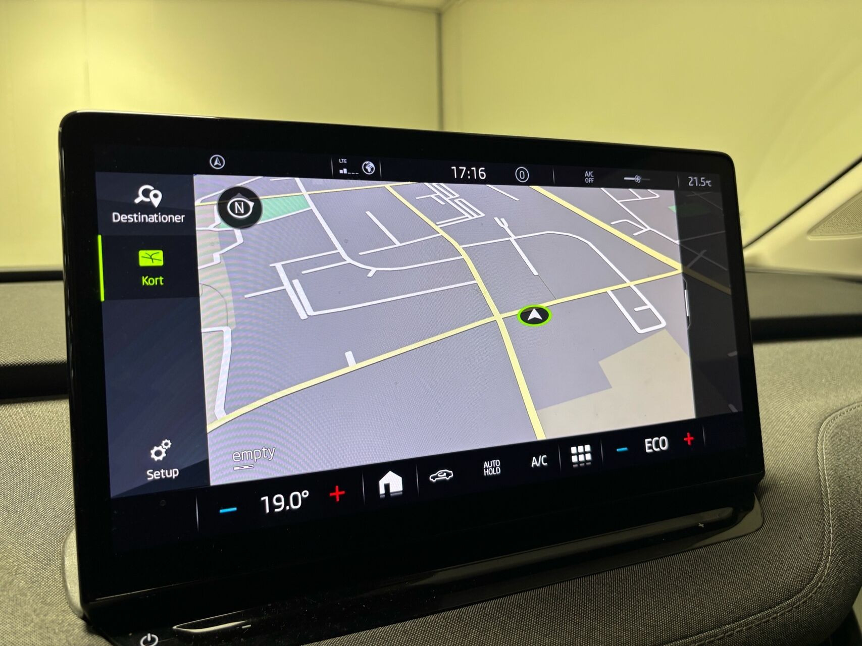 Hvid Skoda Enyaq fra 2023