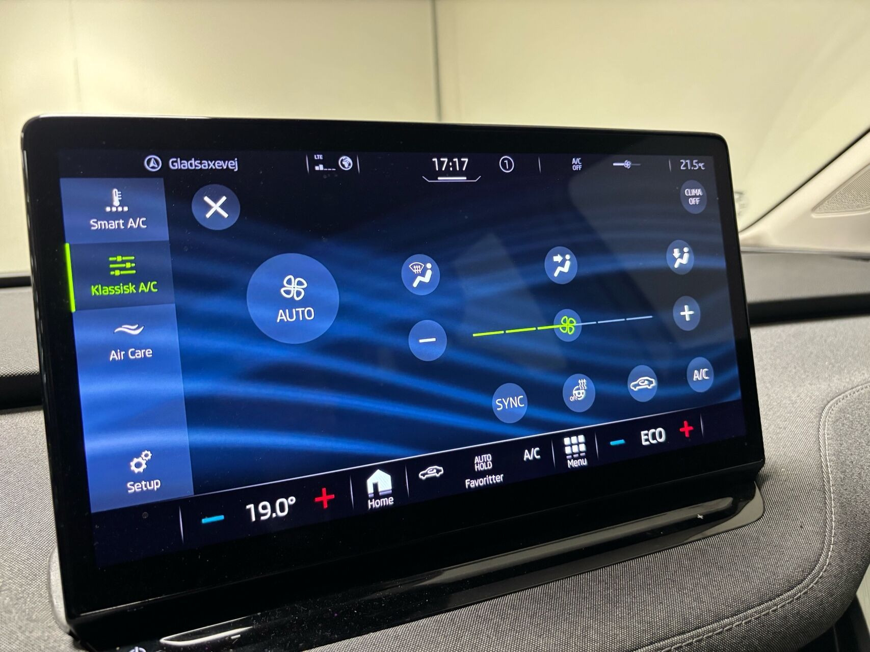 Hvid Skoda Enyaq fra 2023