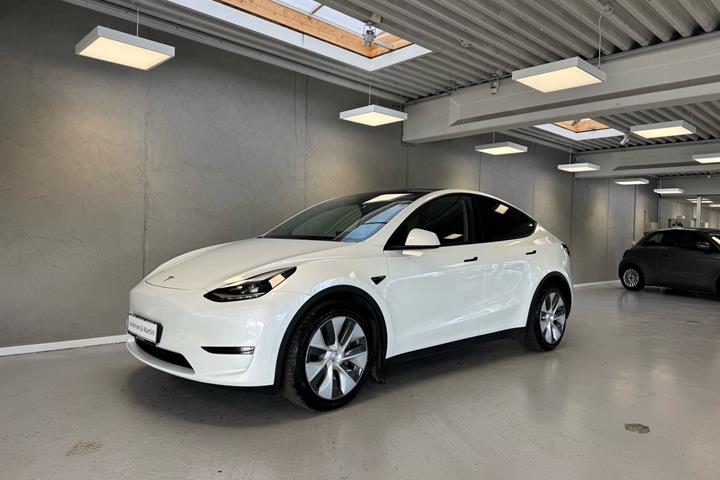 Hvid Tesla Model Y fra 2023