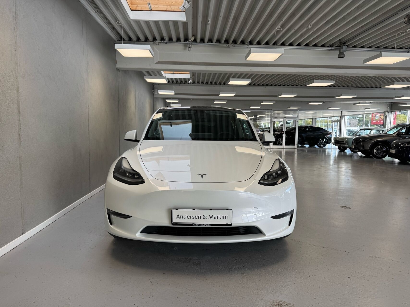 Hvid Tesla Model Y fra 2023