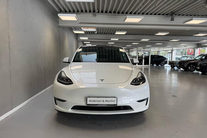 Hvid Tesla Model Y fra 2023