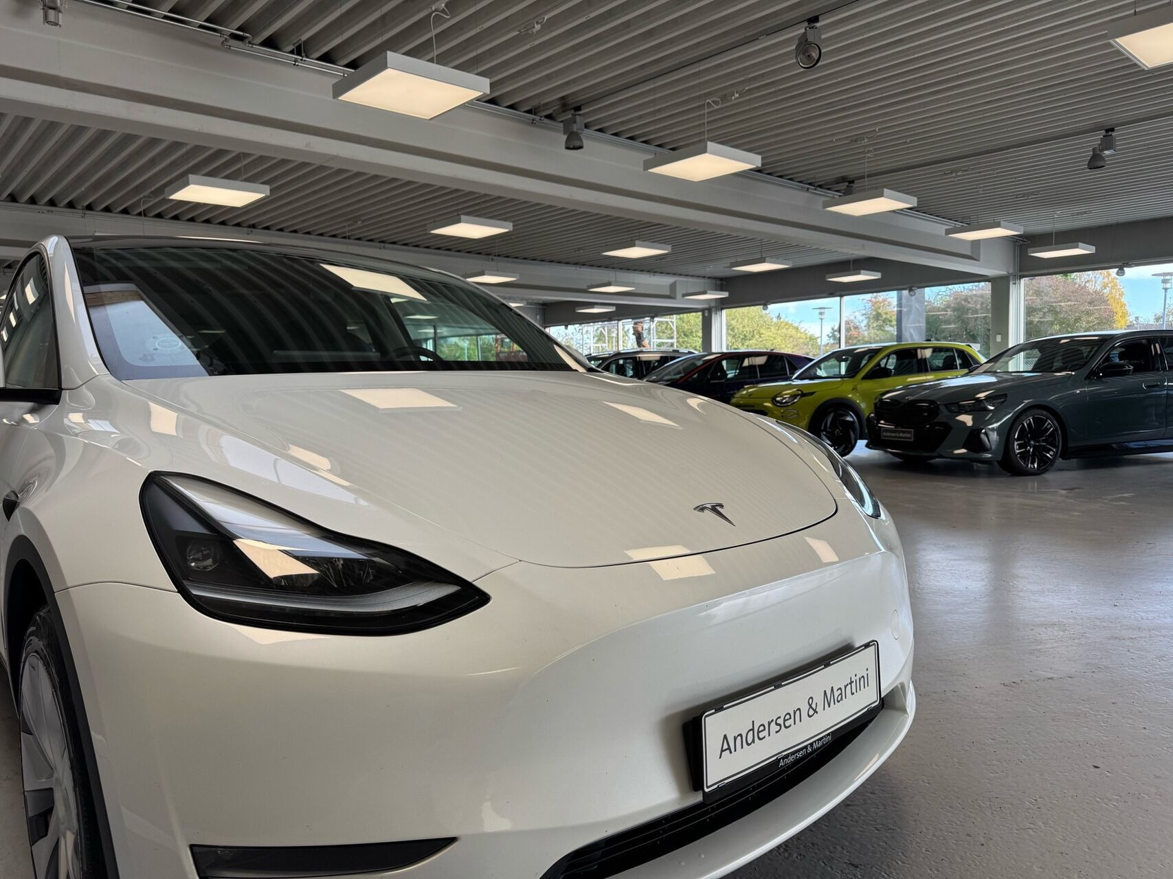 Hvid Tesla Model Y fra 2023