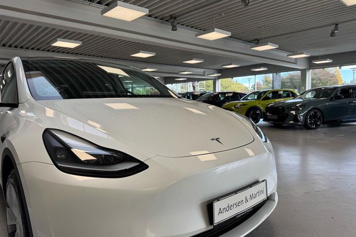Hvid Tesla Model Y fra 2023