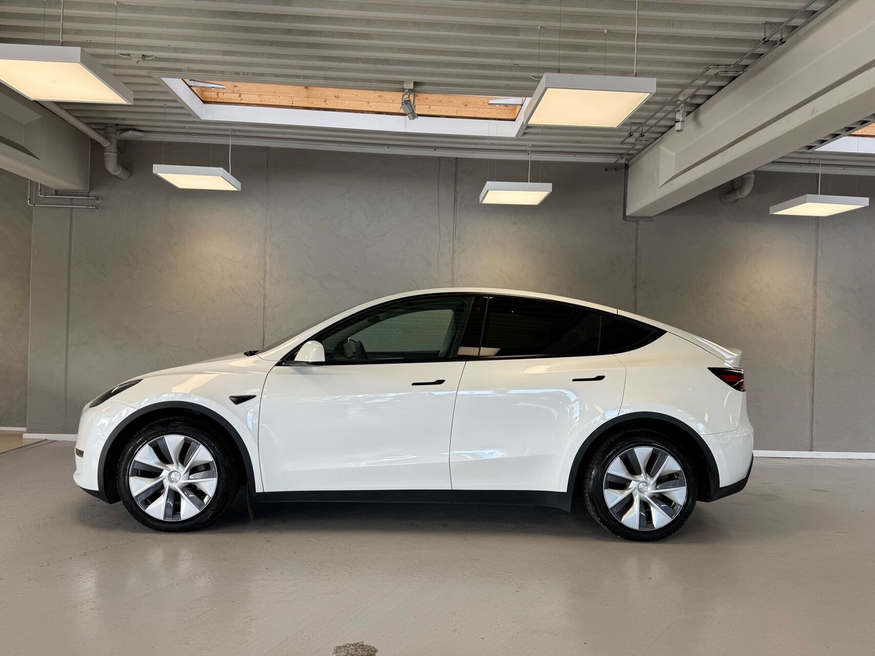 Hvid Tesla Model Y fra 2023