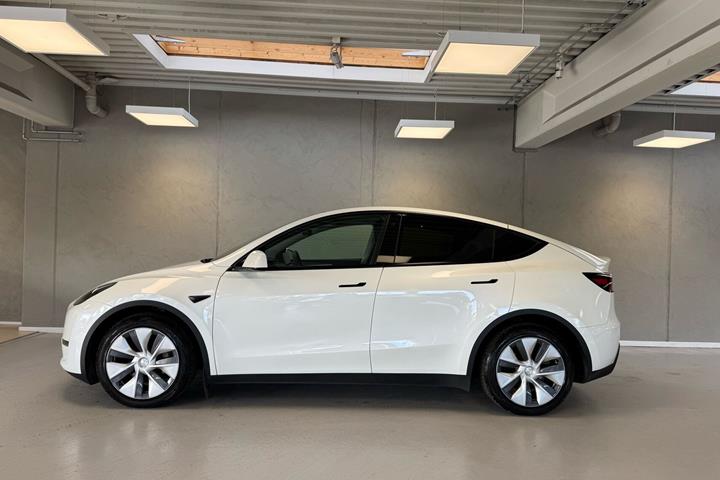 Hvid Tesla Model Y fra 2023