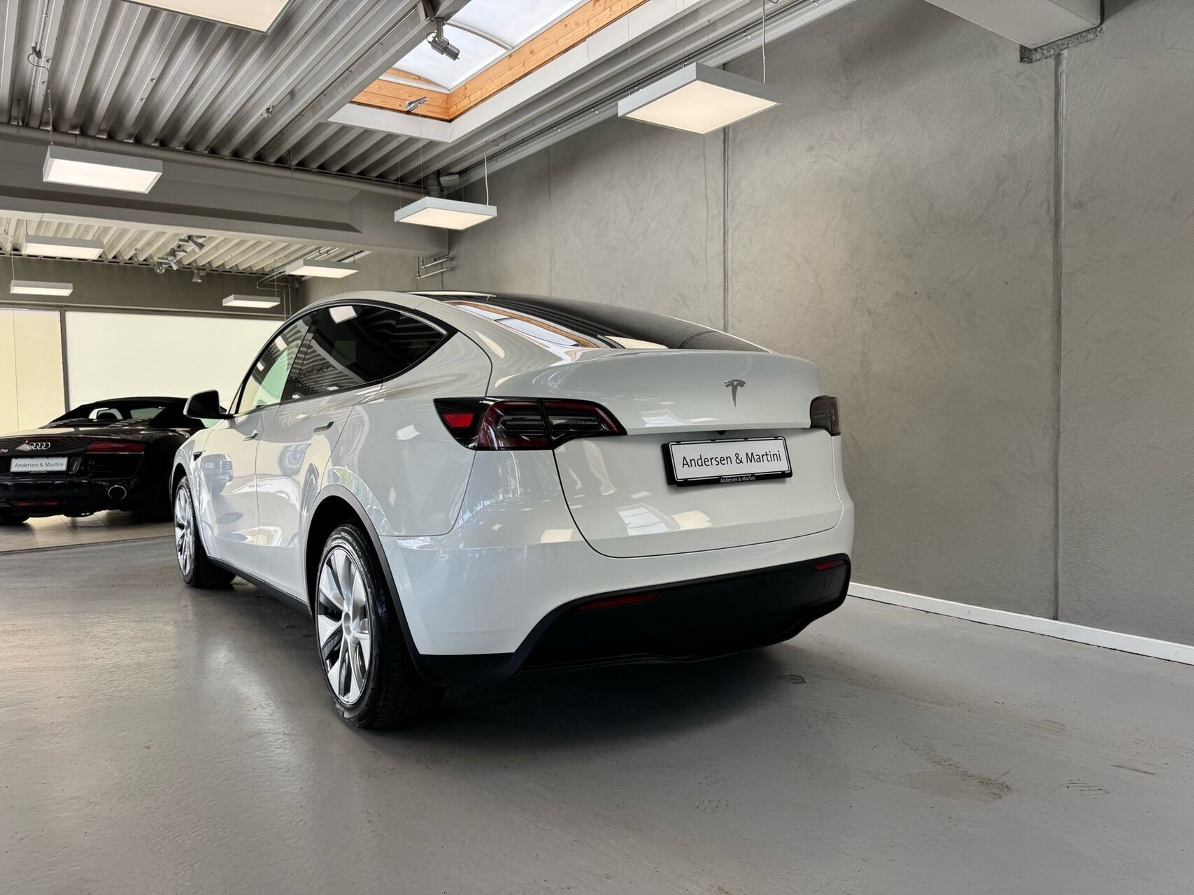 Hvid Tesla Model Y fra 2023