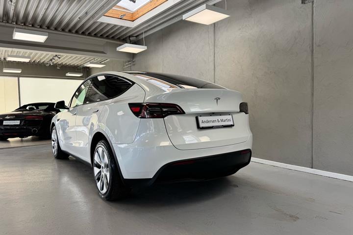 Hvid Tesla Model Y fra 2023