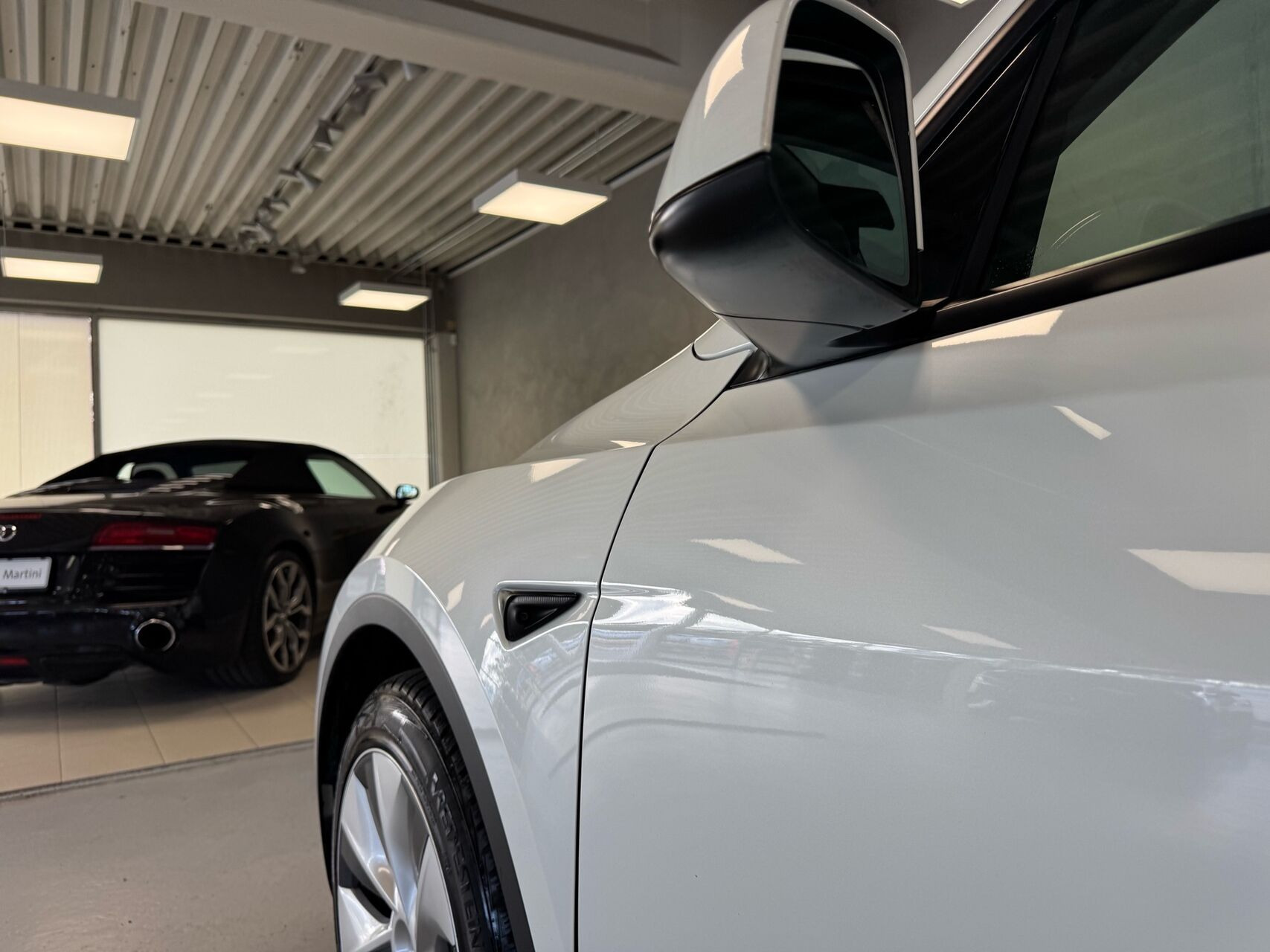 Hvid Tesla Model Y fra 2023