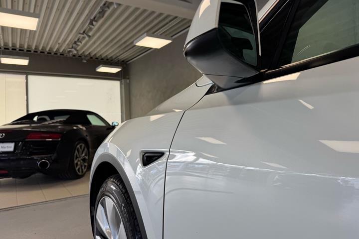 Hvid Tesla Model Y fra 2023
