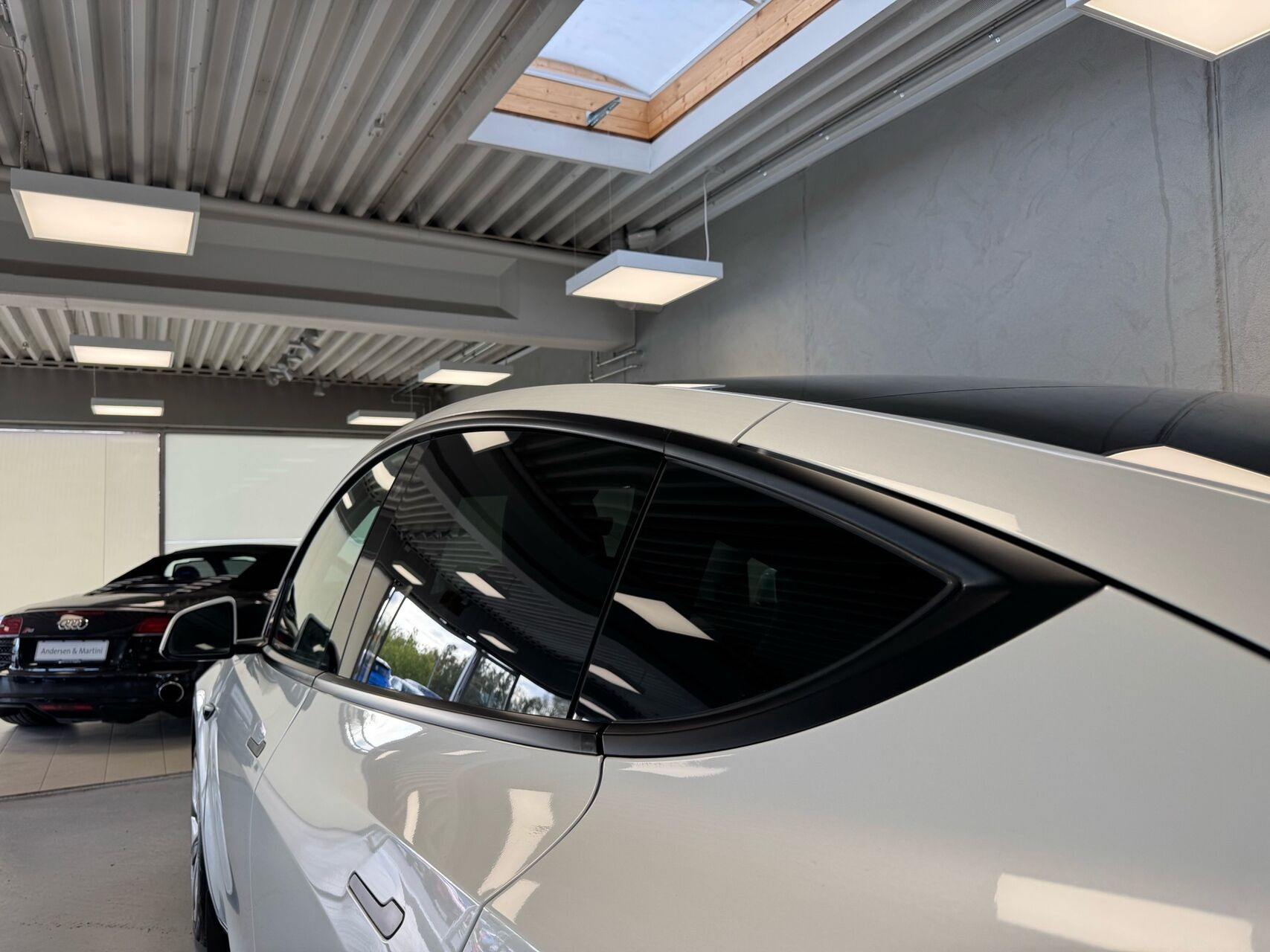 Hvid Tesla Model Y fra 2023