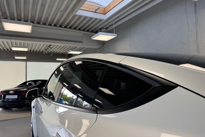 Hvid Tesla Model Y fra 2023