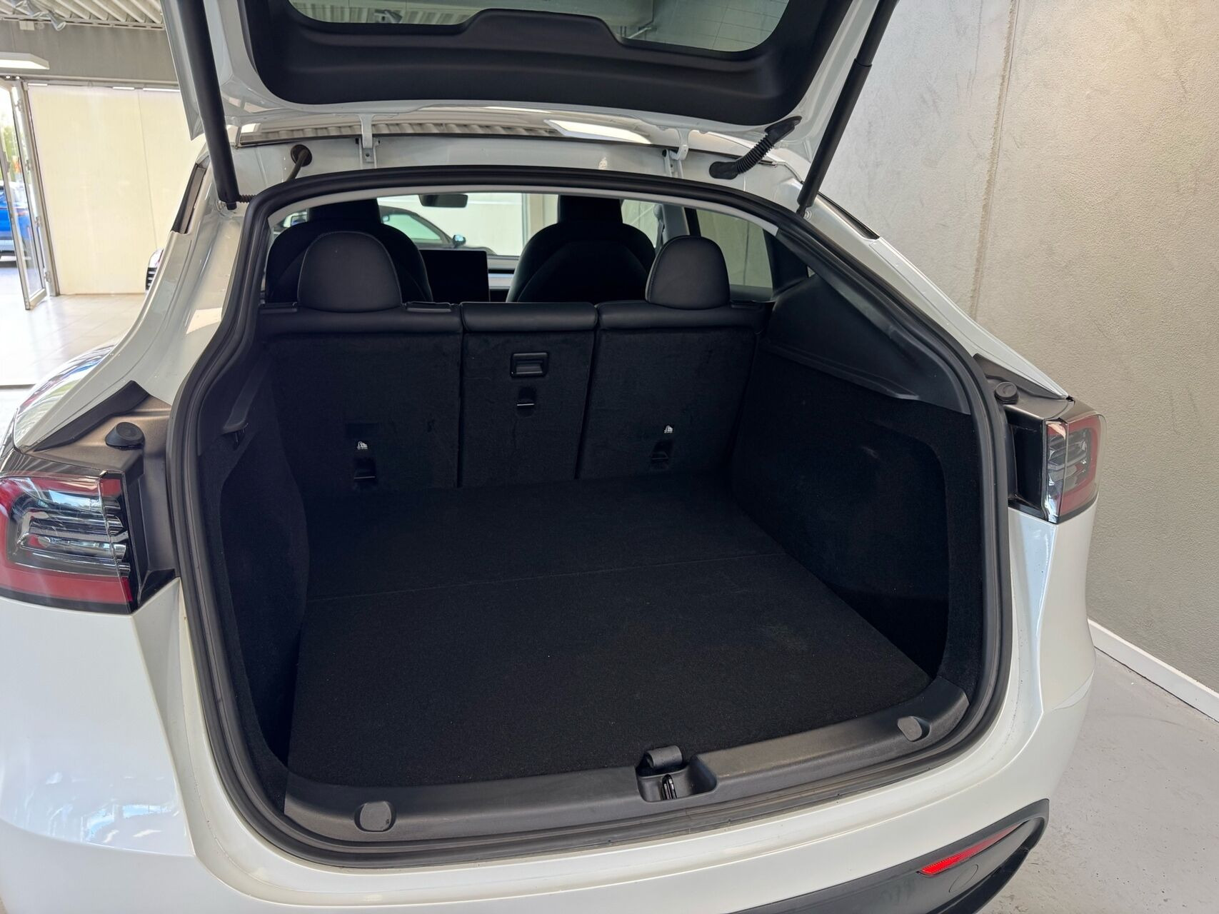 Hvid Tesla Model Y fra 2023