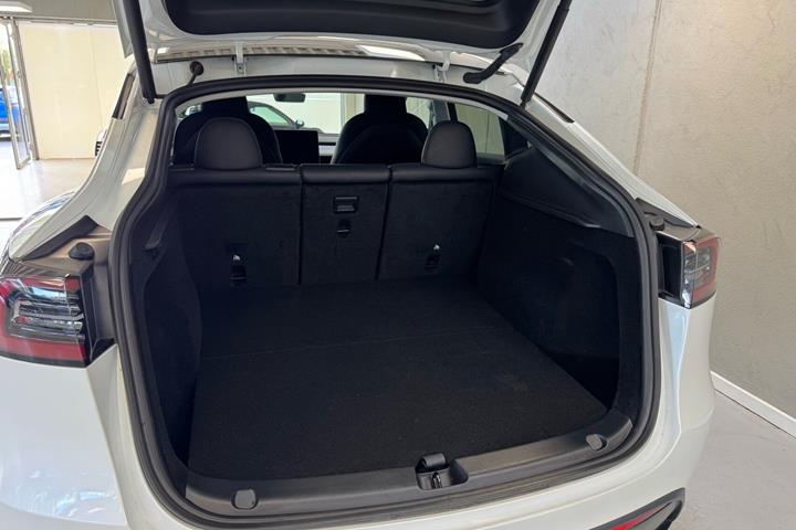 Hvid Tesla Model Y fra 2023
