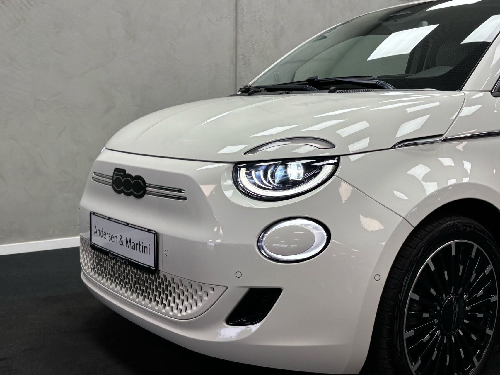 Hvid Fiat 500e fra 2023
