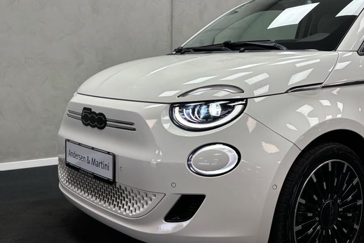 Hvid Fiat 500e fra 2023