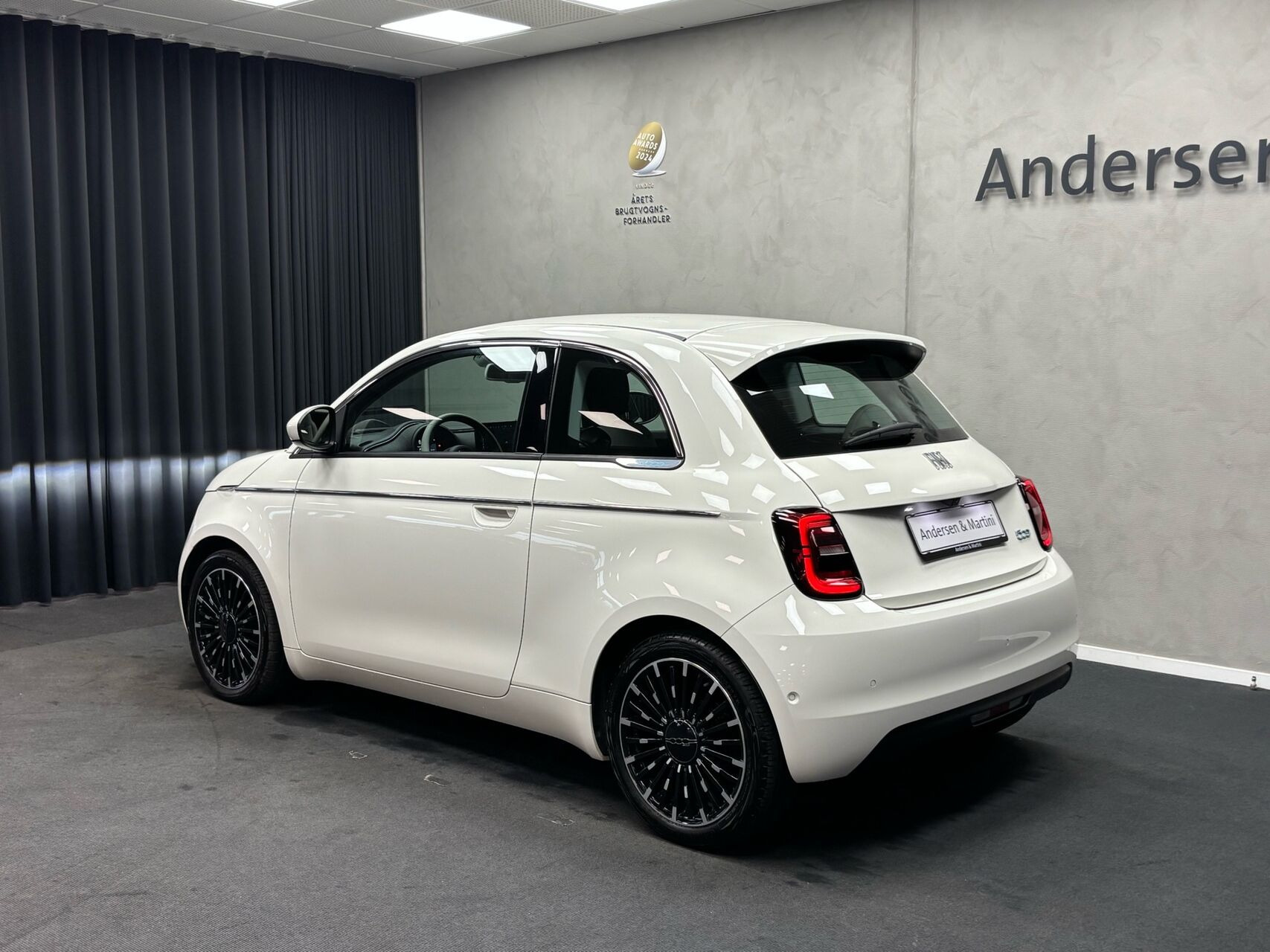 Hvid Fiat 500e fra 2023