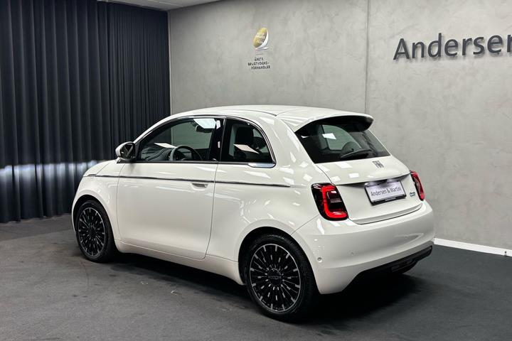 Hvid Fiat 500e fra 2023