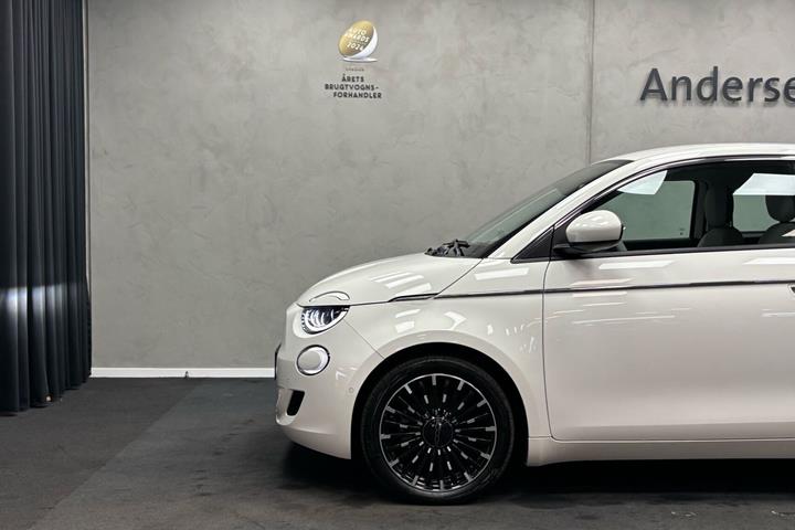 Hvid Fiat 500e fra 2023