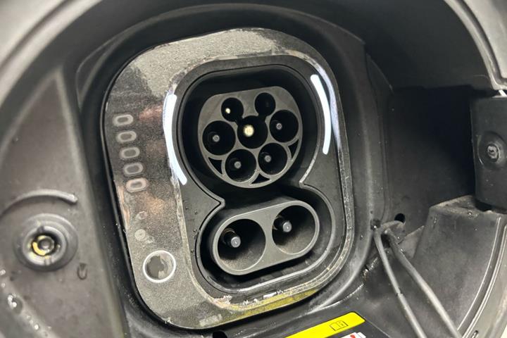 Hvid Fiat 500e fra 2023