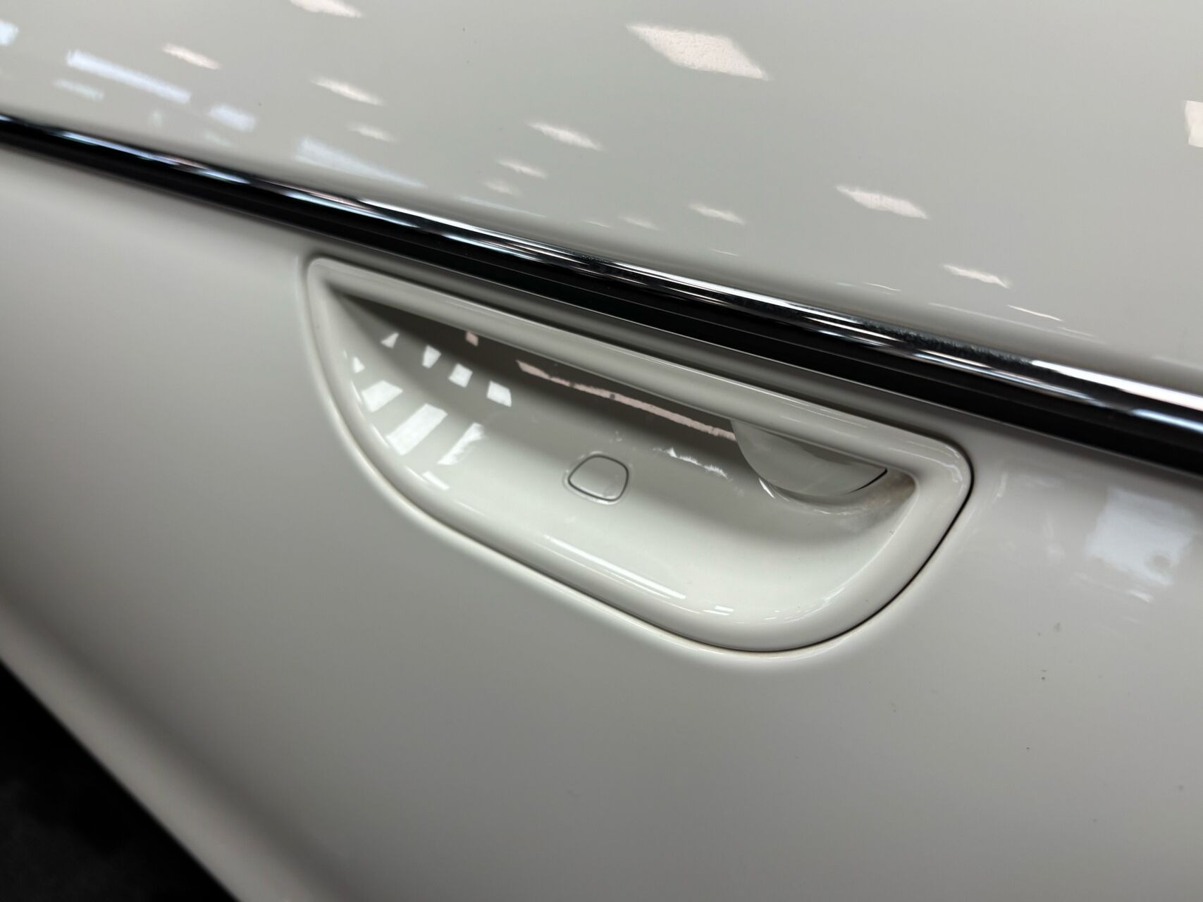 Hvid Fiat 500e fra 2023