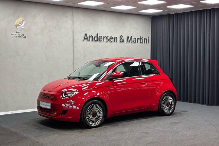 Rød Fiat 500e fra 2023