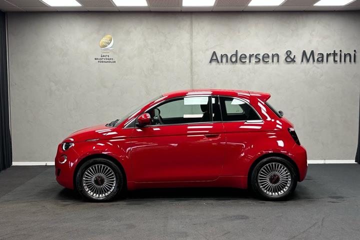 Rød Fiat 500e fra 2023