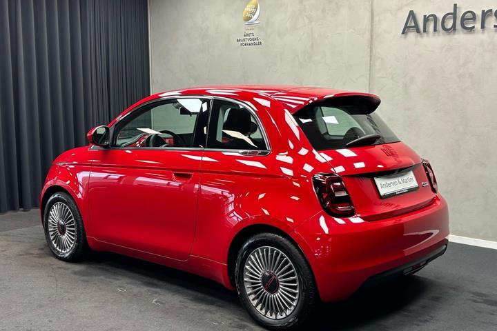Rød Fiat 500e fra 2023