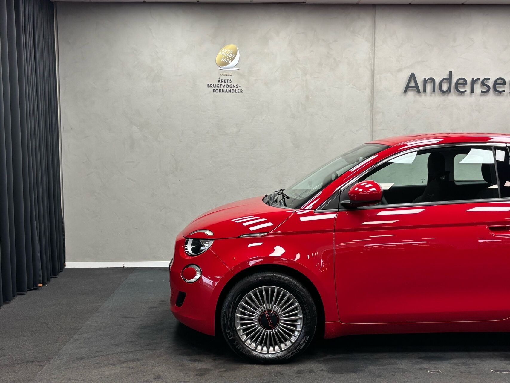 Rød Fiat 500e fra 2023