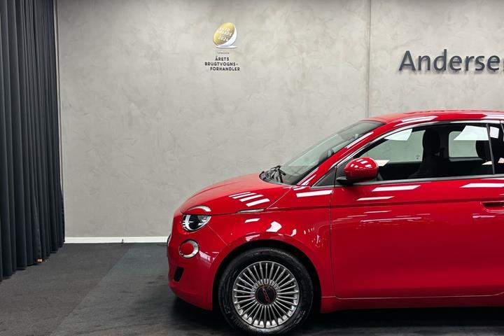 Rød Fiat 500e fra 2023