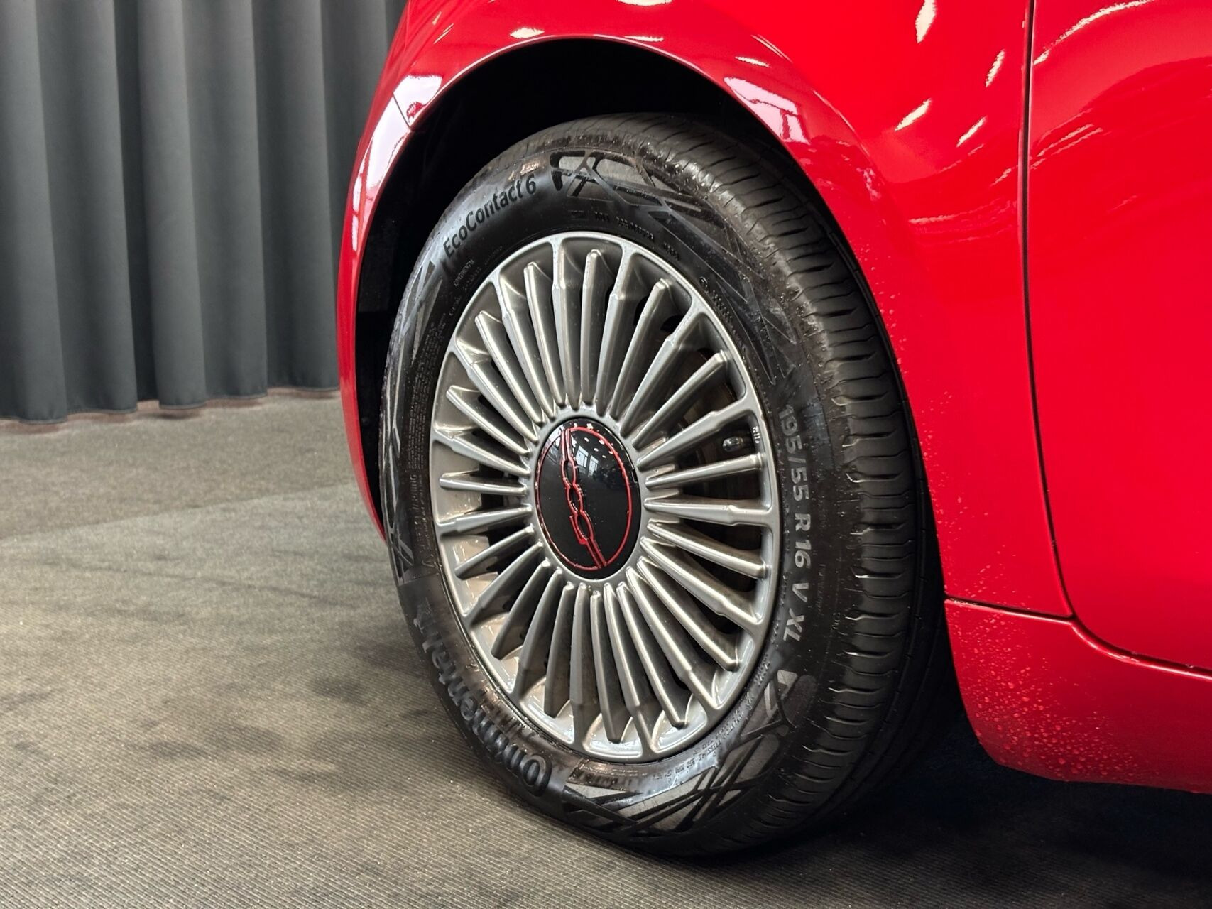 Rød Fiat 500e fra 2023