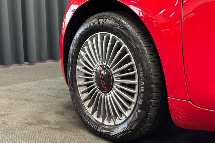 Rød Fiat 500e fra 2023