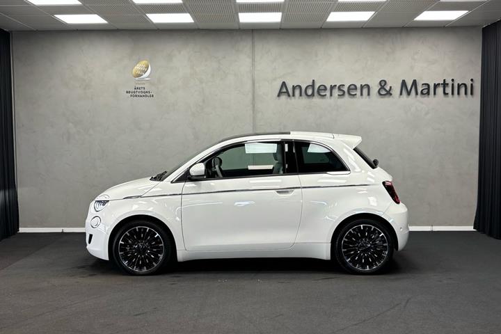 Hvid Fiat 500e fra 2023