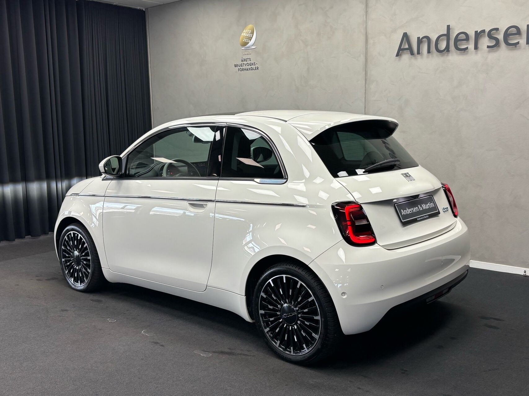 Hvid Fiat 500e fra 2023