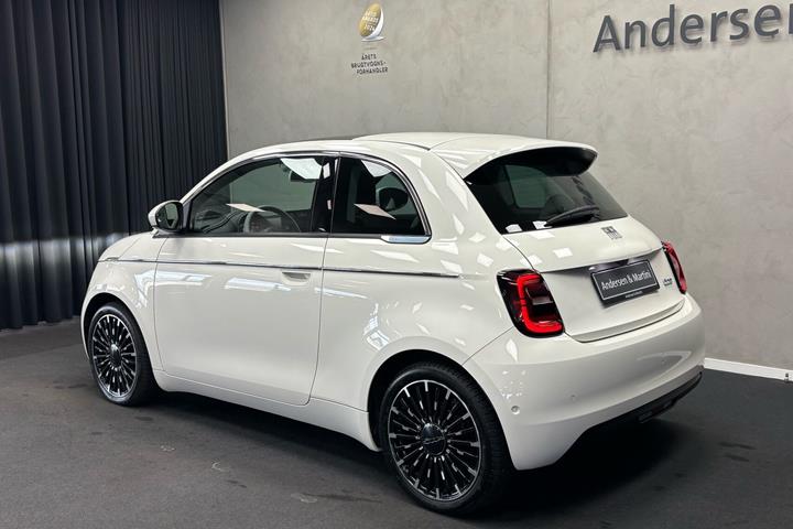 Hvid Fiat 500e fra 2023