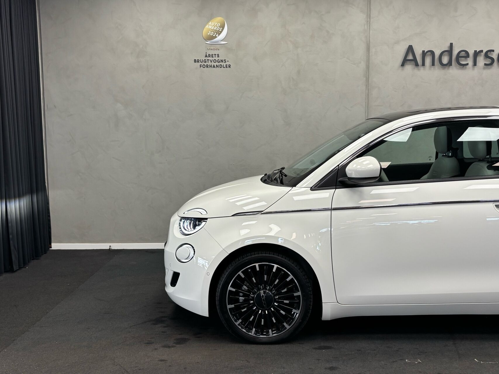 Hvid Fiat 500e fra 2023