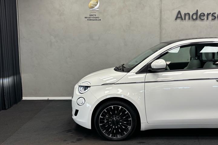 Hvid Fiat 500e fra 2023