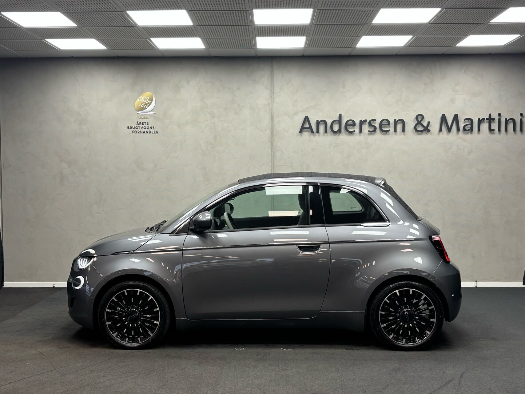 Grå Fiat 500e fra 2023