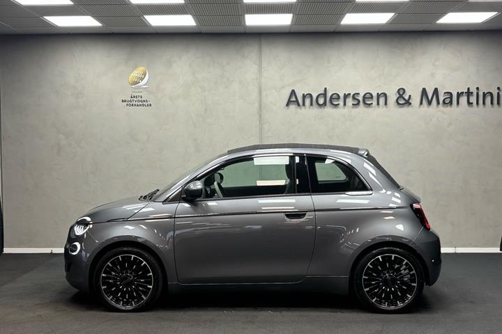 Grå Fiat 500e fra 2023