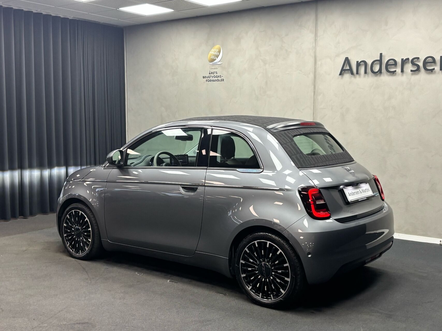 Grå Fiat 500e fra 2023