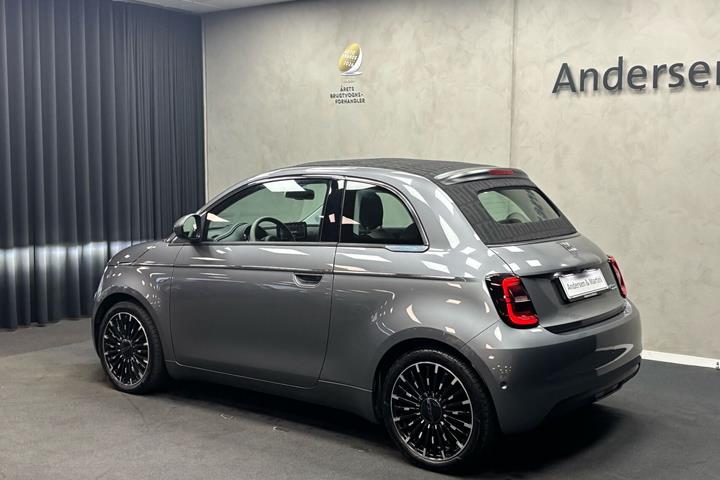 Grå Fiat 500e fra 2023