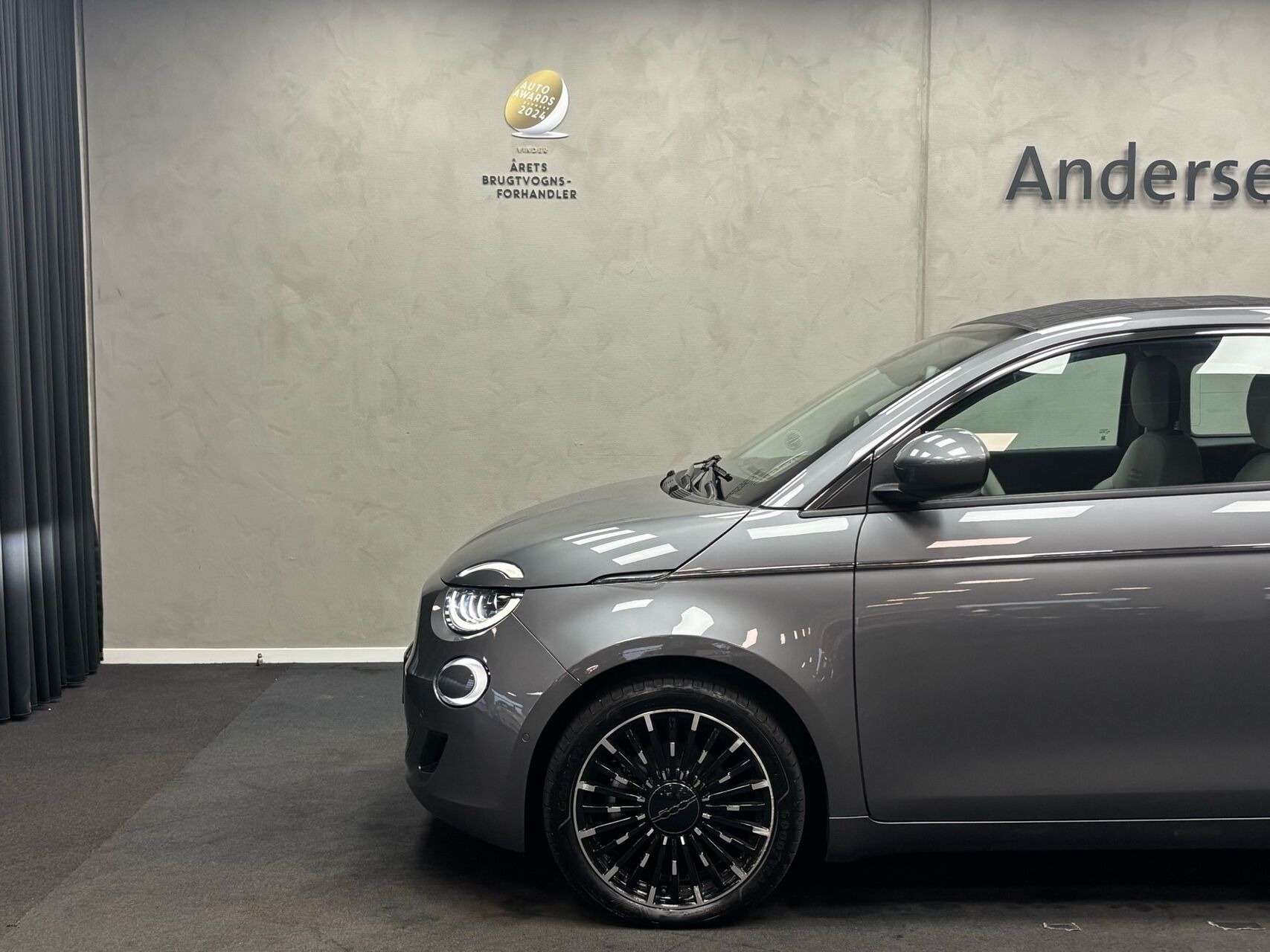 Grå Fiat 500e fra 2023