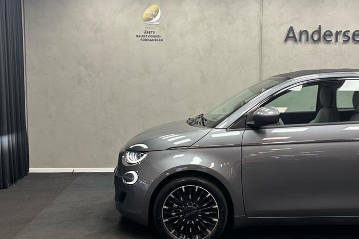 Grå Fiat 500e fra 2023